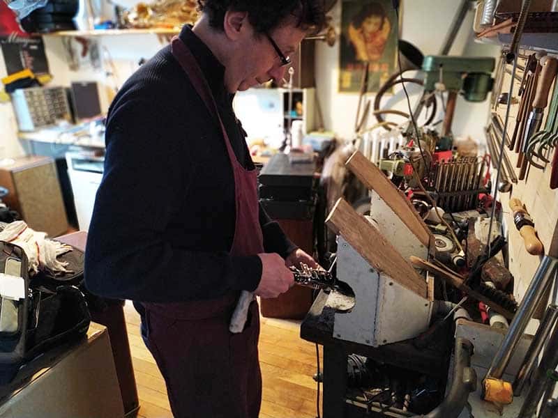 Alexandre Esquoy dans son atelier de réparation d'instruments à vent