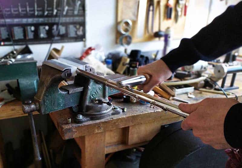 Travail sur coulisse de trombone dans un étau